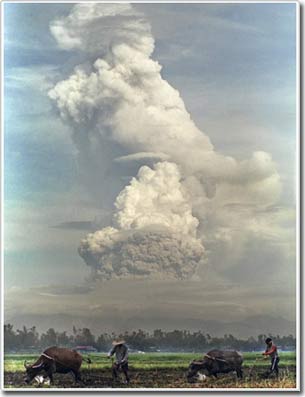 Global darkness is related to volcanic eruptions