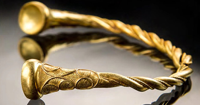 Gold jewelry set 2,500 years on the British field