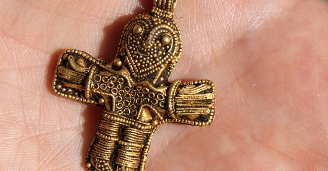 Gold pendant shaped the oldest Jesus in Denmark