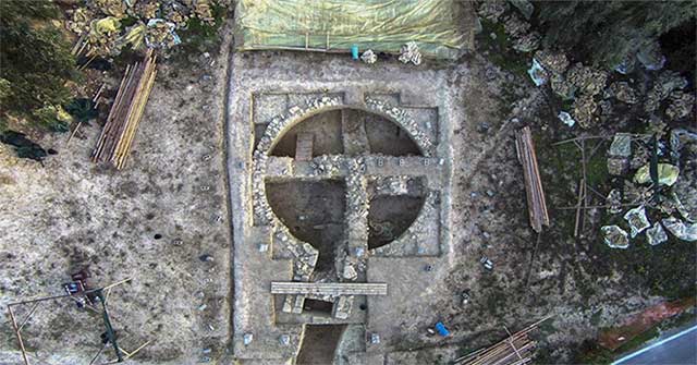 Greece discovered two 3,500-year-old tombs