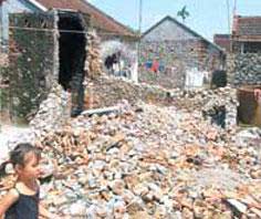 Ha Tay: Land collapsed the chain