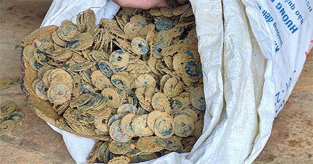 Ha Tinh farmers dug three pots of coins