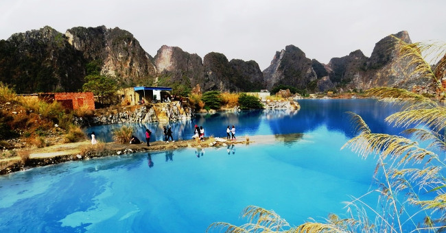 Hai Phong people rushed to see the blue lake