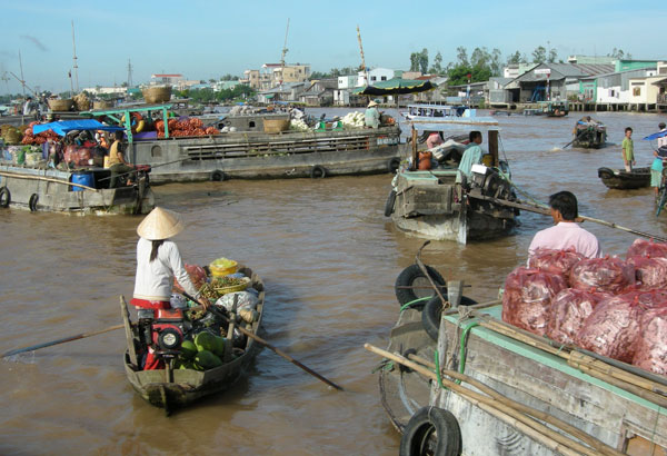 Handing over the first floating toilet in the Mekong Delta area