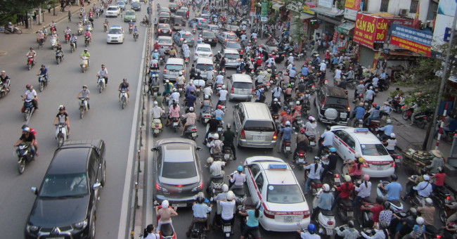 Hanoi air pollution, the elderly and children should limit out
