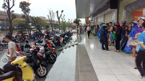 Hanoi has strong winds due to the effects of storms and many motorbikes have collapsed