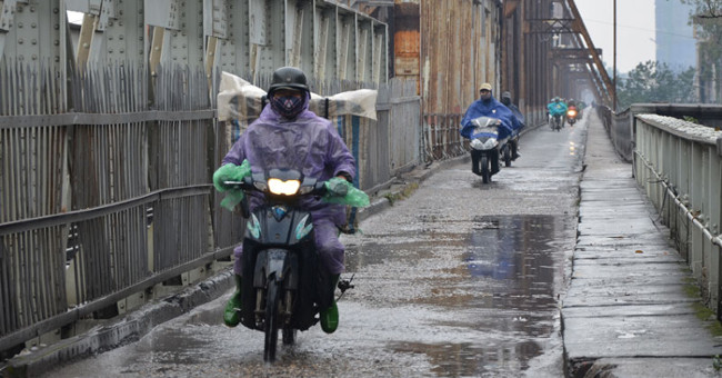 Hanoi is about to catch the Northeast monsoon, the night and the early morning are cold