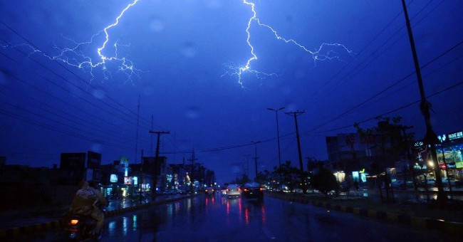 Hanoi will receive thunderstorms continuously for the next 2 days