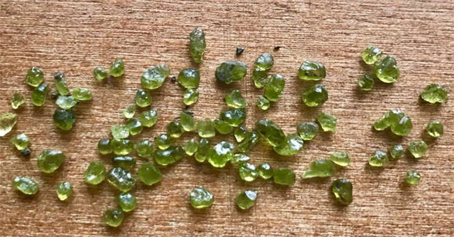 Hawaiian volcano erupted with precious stones, Hawaiian people were eager to pick up