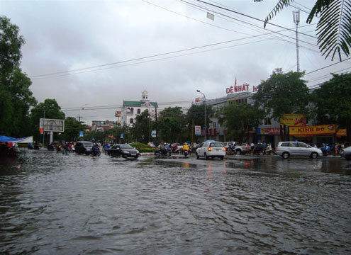 Heavy rain in many days, flood in Central region is rising