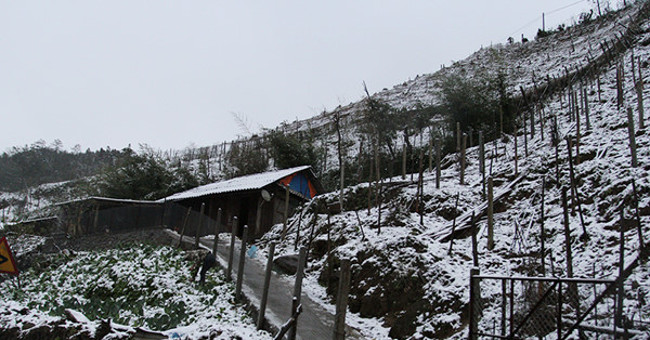 Heavy snow at Silver Falls, O Qui Ho (Sa Pa)
