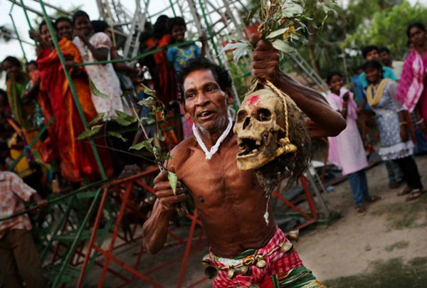 Heroic grave digging for skulls for children