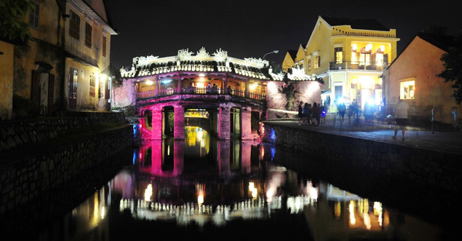 Hoi An ancient town lights up waiting for the new year