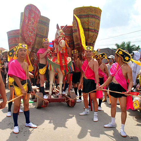 Hoi Giong is located at Phu Dong Temple and Soc Temple