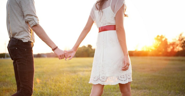 Holding hands with your lover, your partner is an effective way to relieve physical pain