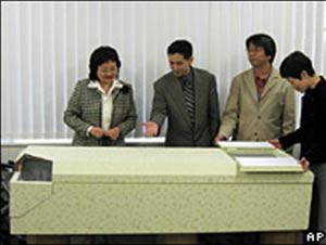 Hong Kong encourages clean coffins