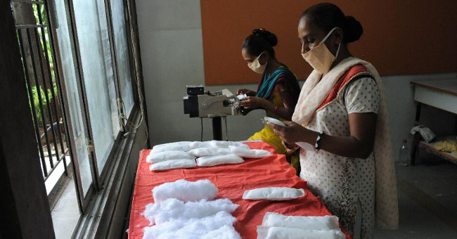 How beautiful women deal with menstruation in human history