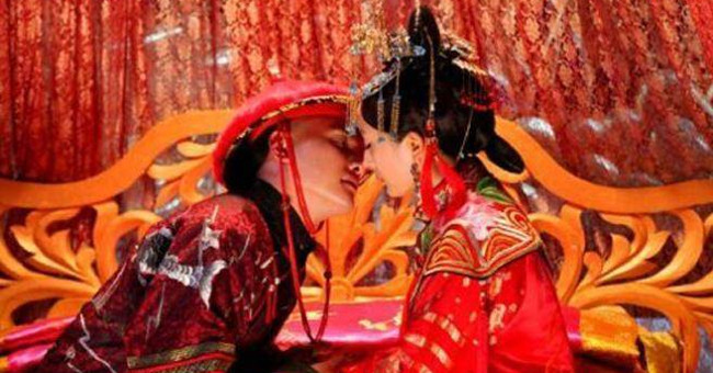 How did the Chinese emperor experience the night of the room?