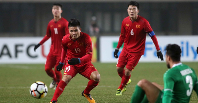 How do football players eat enough to run throughout the match?