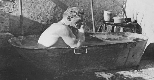 How do soldiers in World War 2 bathe?