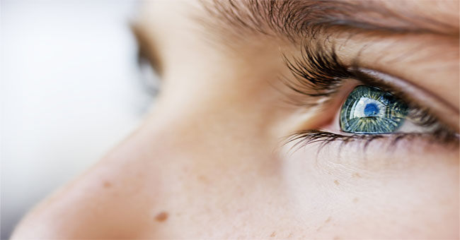 How does a laser pen hurt the eye?
