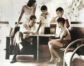 How does Ly Quang Dieu teach children?