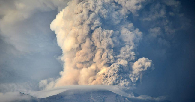 How does volcanic ash in Bali affect visitors?