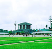 How is the Ho Chi Minh Mausoleum designed?