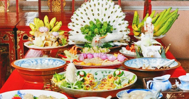 How is the mandarin king in the ancient Hue court welcome other Tet people?