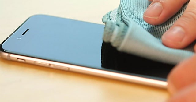 How long can corona virus live on the phone?