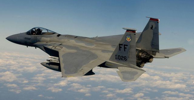 How much oil does the fighter burn in 1 hour?