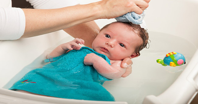 How to clean the eyes, nose, ears and umbilical cord for newborns