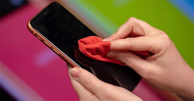 How to clean the phone to prevent Covid-19