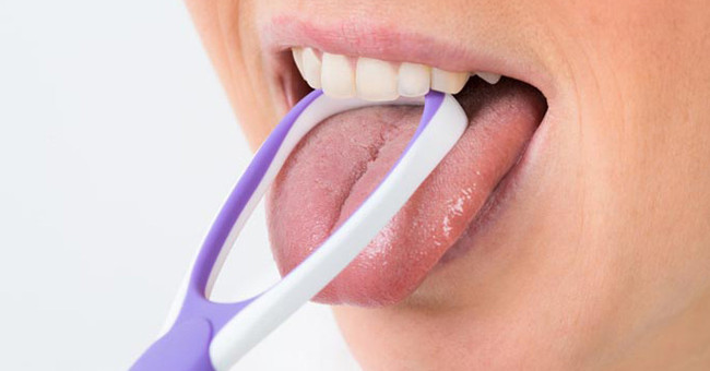How to clean the tongue when brushing dangerous teeth?