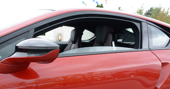 How to handle the car driver's glass is blurred when it is dark
