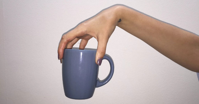How to hold a cup helps coffee not to spill out