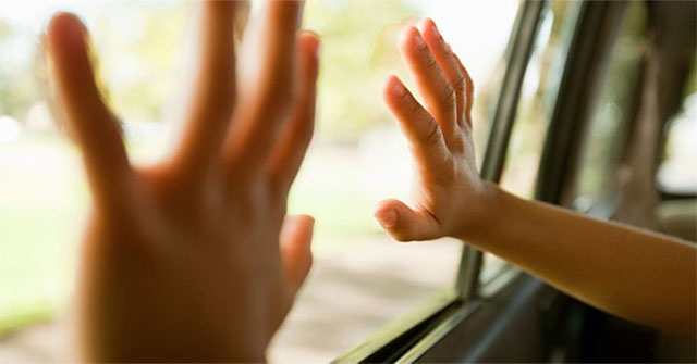 How to leave a child alone in a car in hot weather?
