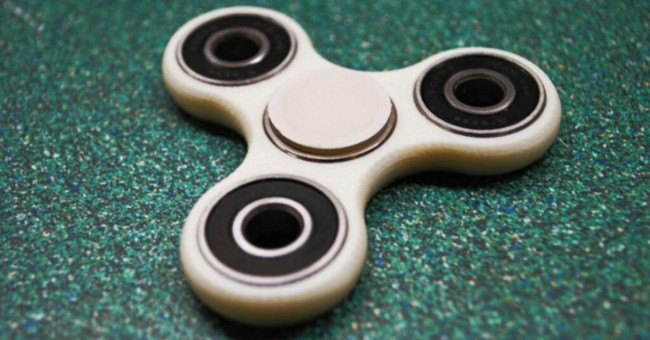 How to play fidget spinner, stress relaxation fun is making people love crazy