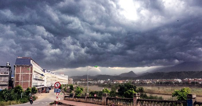 How to recognize early thunderstorms, cyclones, hail