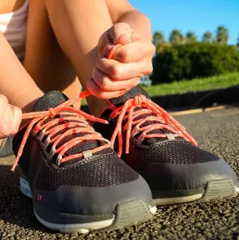 How to tie the shoelaces tight: the mystery still has no solution