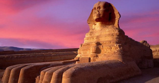 How was the world's largest statue of the Sphinx built?