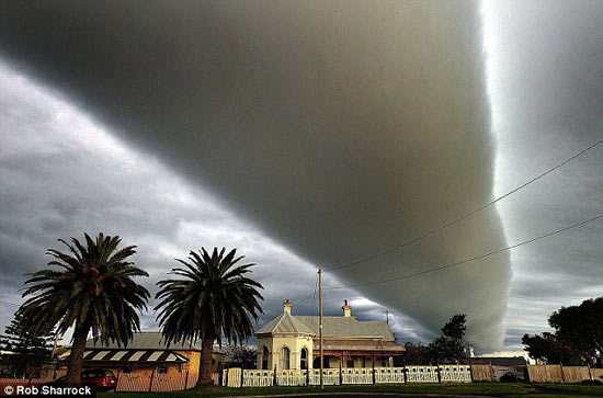 Huge chimney-shaped strange cloud