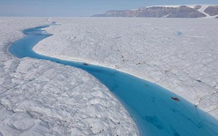 Huge ice breaking in the North Pole
