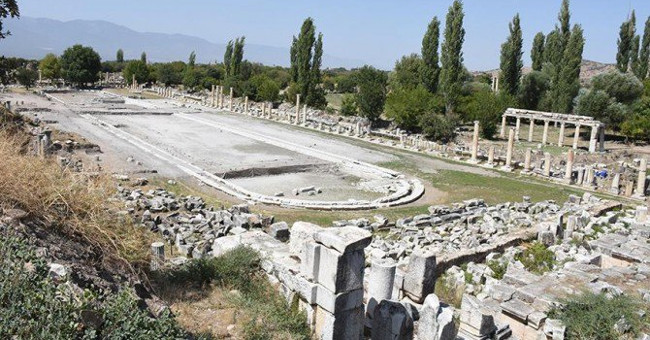 Huge pool in ancient Roman city