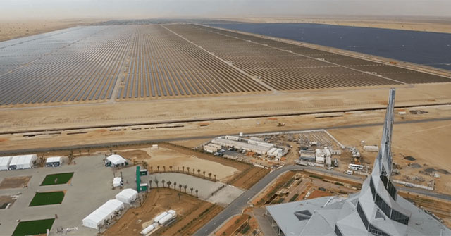 Huge solar park between Dubai desert