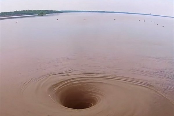 Huge whirlpool appears in the US