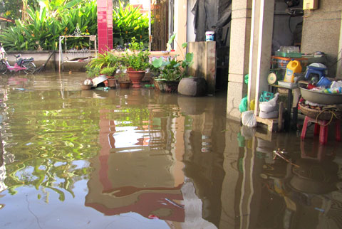 Hundreds of households were submerged because of broken banks