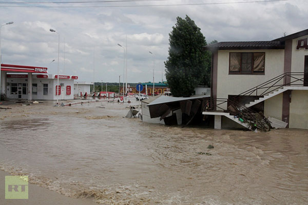 Hundreds of people died from floods in Russia and India