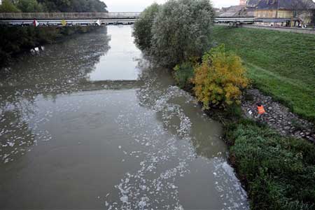Hungarian bauxite waste threatens wide-area pollution