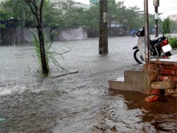 Hurricane No. 7 entered Central Vietnam early, people could not keep up
